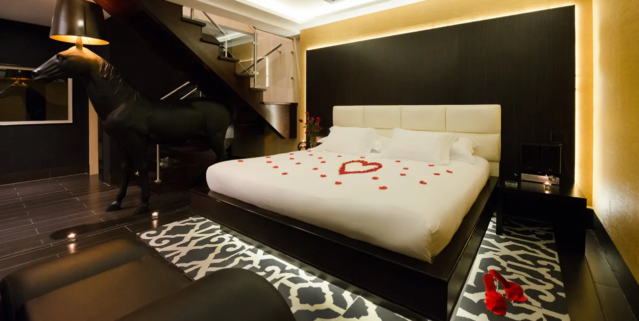Habitación del Auto Hotel Omni en Guatemala con decoración moderna e iluminación natural y piscina.